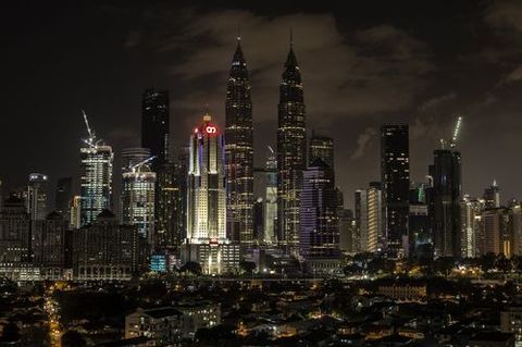 Las torres Petronas, en Kuala Lumpur (Malasia), durante del apagado de las luces