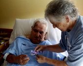 Albino Fajines Garc�a con su carnet de socio en su domicilio, donde se recupera de su lesi�n. 