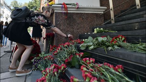 Muchas personas han empezado a depositar mensajes y velas en el mosaico en las Ramblas de Barcelona despus del atentado ocurrido ayer