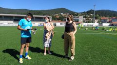 La concejala Marga Caldas, derecha de la imagen, en una reciente visita a las instalaciones de A Seca