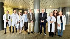 El gerente del �rea sanitaria de Pontevedra, Jos� Flores, y el conselleiro de Sanidade, Antonio G�mez Caama�o, el pasado viernes, en el Hospital Montecelo con otros directivos