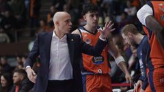 Carles Marco ordena a sus jugadores durante un tiempo muerto.