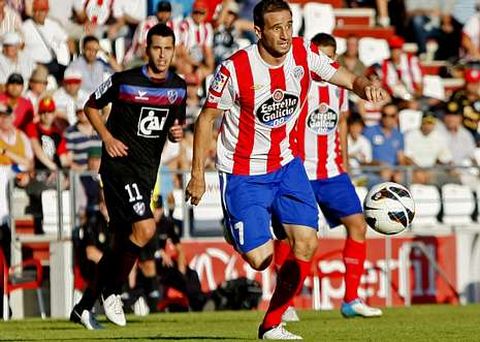 Pablo �lvarez, march�ndose con el bal�n, en el partido del �ngel Carro contra el Huesca.