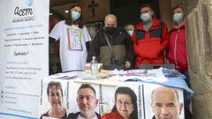 Personas con p�rkinson y personal que les apoya en la asociaci�n ACEM en la mesa informativa instalada en la plaza de O Toural