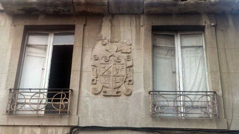 Casa blasonada en fase de rehabilitacin en la calle Doctor Teijeiro