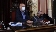 Eduardo Gonz�lez, derecha, en una reuni�n de la Mesa de Negociaci�n del Concello de Ourense