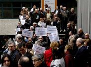 Los vecinos afectados se concentraron varias veces en las escaleras ante la sede de Bautista.