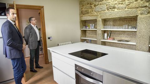 Casa de Horta, una de las viviendas más exclusivas de la comarca, nos abre sus puertas.La imagen moderna de la cocina contrasta con la antigua alacena abierta en la pared de piedra, que se ha conservado