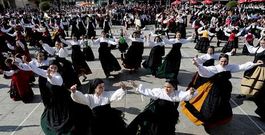 Las inmediaciones del Concello se llenaron de participantes y p�blico en una jornada de celebraci�n para toda la localidad.