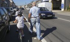 Los peatones tienen serias dificultades para transitar por este tramo urbano carball�s. 