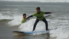 Sesi�n de surf de la Spot Surf School en la playa de Doni�os, en Ferrol, en verano