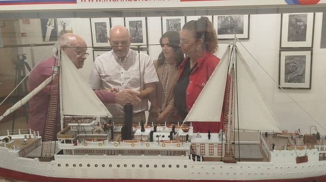 Antonio Barreiro, Jos� Carlos Vidal, Sara Barbanz�n y Patricia Lojo detr�s de la pieza