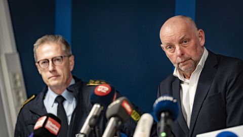 El comisario de la Polica Nacional de Dinamarca, Thorkild Fogde (izquierda), y el director general del Servicio de Seguridad e Inteligencia de Dinamarca (PET), Finn Borch, asistieron esta semana a una rueda de prensa conjunta. Segn las autoridades, an no se ha identificado al responsable de los recientes incidentes con drones en aeropuertos y bases militares danesas.