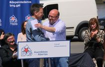 Xavier Vence y Adolfo Mu��os, en un momento del acto celebrado en el paseo de A Ribeira. 