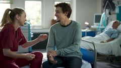 Marta Hazas y Javier Veiga, en una escena de �Amigos hasta la muerte�.