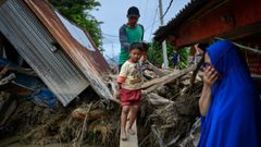 Residentes abandonan sus casas durante las operaciones de evacuaci�n despu�s de las inundaciones en Masamba