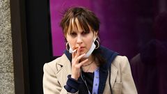 Una mujer, fumando un cigarro en Londres