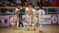 Jugadores del Noia Portus Apostoli celebran un tanto conseguido contra el Atl�tico Meng�bar en el Agust�n Mour�s.