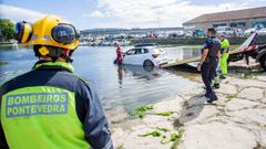 Rescate de un veh�culo que se precipit� al mar desde el muelle de As Corbaceiras, en Pontevedra