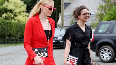 Sophie Turner y Maisie Williams, llegando a la celebracin. 