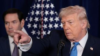 Donald Trump durante la rueda de prensa en la que se ve al fondo a Marco Rubio