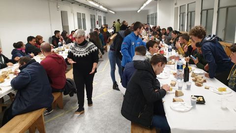 ENTERRO DA SARDI�A EN TRIVES.En Trives hicieron una copiosa cena, con parrilla y postres, para despedir el entroido.