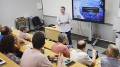 �ngel Paredes, director del Instituto de F�sica y Ciencias Aeroespaciales, en la primera reuni�n con los investigadores inscritos