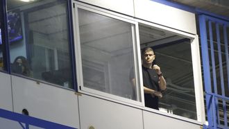 Antonio Hidalgo, viendo el Deportivo-Zaragoza desde una cabina, por estar sancionado