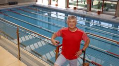 Blanco posa na piscina de Xove, na que leva traballando desde que se inaugurou no ano 1988