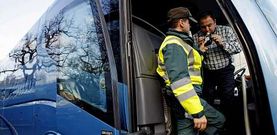 Los conductores, como el de la imagen, superaron sin problemas los controles de alcoholemia realizados ayer en Caldas de Reis.