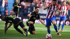 Carrasco con la pelota en la primera parte.Sergio y Lillo pugnan con Carrasco