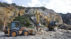 Los trabajos consisten en la demolici�n de la zona del acantilado donde se pueden producir desprendimientos sobre la playa. 