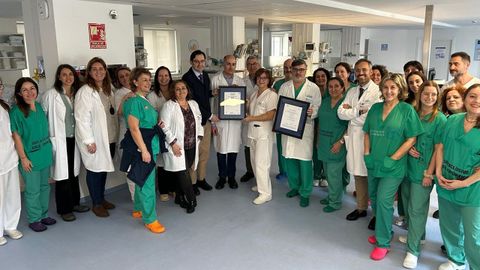 El equipo de la Unidad de Neonatolog�a del Teresa Herrera, el materno del Chuac, con el certificado de calidad de Aenor