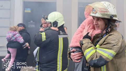 Un equipo de bomberos evaca a los nios de la guardera atacada en Jarkov.