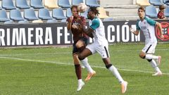 Rui Pedro despeja un bal&oacute;n ante el delantero del M&eacute;rida, None