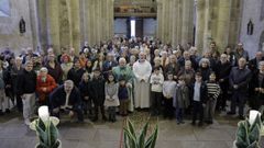 Manuel Quintns (en el centro, con casulla verde, rodeado de feligreses) cumpli 40 aos como prroco de Santa Mara de Cambre y San Paio de Breixo