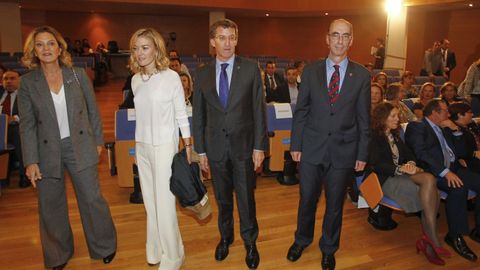 De izquierda a derecha: Flora Prez Marcote, Marta Ortga, Alberto Nez Feijoo y Jess Vzquez Almua, durante la firma de un convenio entre el Sergas y la Fundacin Amancio Ortega, en 2015.