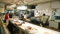 Uno de los vendedores del mercado de Santa Luc�a atendiendo a sus clientes. 