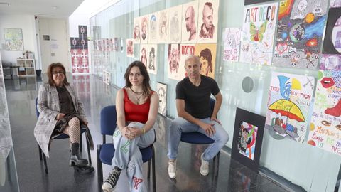 Dulce Anca , Eva Sardiña y Carlos Sardiña en su exposición en el Centro Cívico de Canido. 