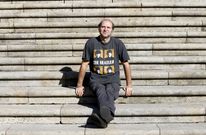 Luis recorre la ciudad cada d�a pegando carteles pero es en A Quintana en donde se relaja. 