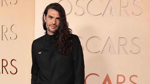 Oliver Laxe, director de �Sir�t��ha apostado por un traje de la marca gallega Adolfo Dom�nguez para acudir a la gala de los �scar.