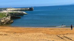 Dos ni�os juegan en el agua, en la playa de Luanco, en un d�a soleado de febrero.Dos ni�os juegan en el agua, en la playa de Luanco, en un d�a soleado de febrero 