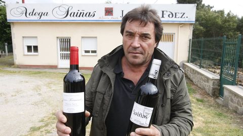 Javier Fern�ndez, frente a su bodega en Espasantes, en una foto de hace tres a�os