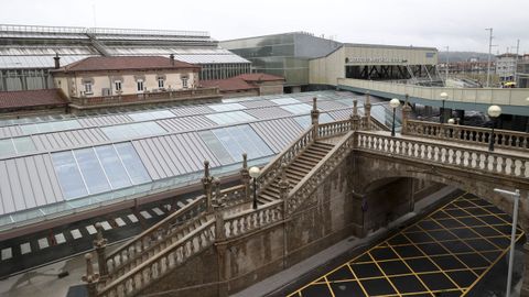 Marquesina sobre las plazas de aparcamiento frente a la fachada principal de la estaci�n de Santiago.