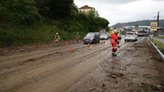 El barro inund un tramo de la carretera provocando retenciones
