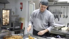 El cocinero de El 21 coffee & restaurant, Jes�s Prado, preparando un men� del d�a.