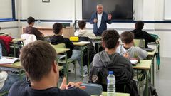 Jos� Antonio Vi�a, durante su charla con alumnos de tercero de la ESO