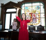 Mar�a Ramallo alza el bast�n de mando tras la votaci�n que la ratific� como alcaldesa. 