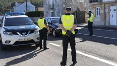 Agentes de la Guardia Civil de Viveiro haciendo un control en O Vicedo para ayudar al �nico agente que queda all�.