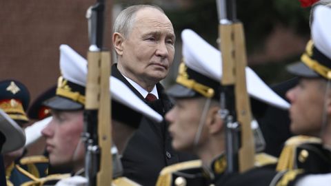 El presidente ruso Vladimir Putin�durante�la ceremonia para depositar flores en la Tumba del Soldado Desconocido junto a la muralla del Kremlin, en el centro de Mosc�, el pasado mes de mayo.